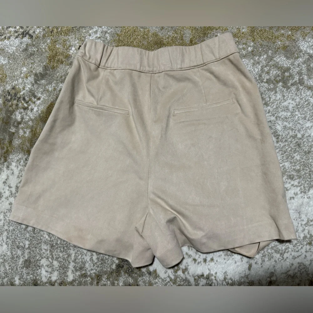 Zara beige faux suede skort with one pocket detail